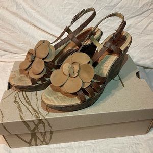 Born BOC Hop ll Brown Leather Flower Print Wedges